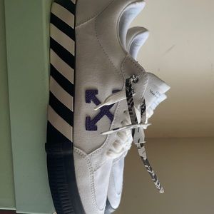 Off-White Size 8 Black/White